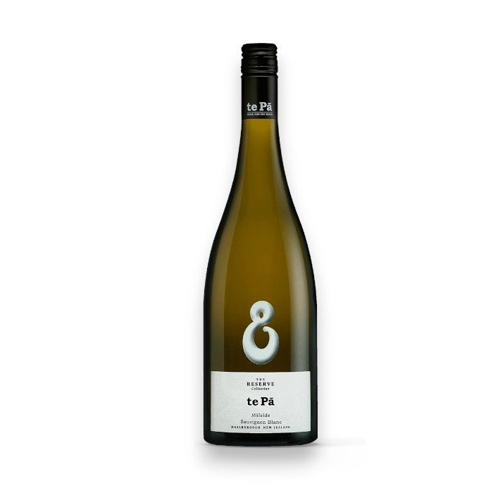 The te Pā 'HILLSIDE RESERVE' Sauvignon Blanc 2022, by WINE: AMERICAN PREMIUM BEVERAGE, embodies the essence of Marlborough wine. Its white and black label features "te Pā" with a silver ampersand, capturing New Zealand's refined Awatere minerality against a plain white background.