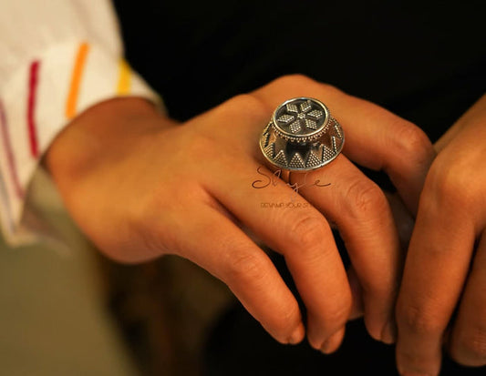 Anvaya Classic Daana Detailed Embossed Ring