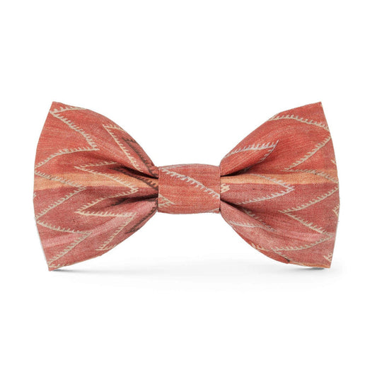 THE FOGGY DOG’s DOG BOW TIE (STANDARD, ST. FRANK CHEVERON KILIM) features a rust-colored fabric with a subtle beige chevron pattern, handcrafted and inspired by Turkish kilim, shown on a white background.