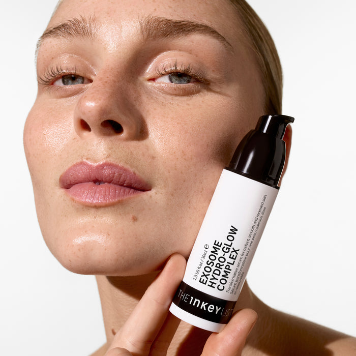 Model holding exosome hydro-glow Serum