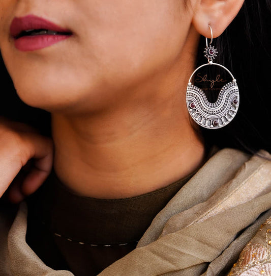 Mizoya Daana Detailed quirky fish hook earrings model