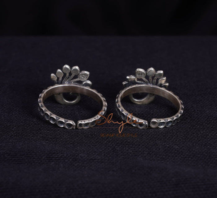 Moh Intricate Dancing Peacock Toe Ring
