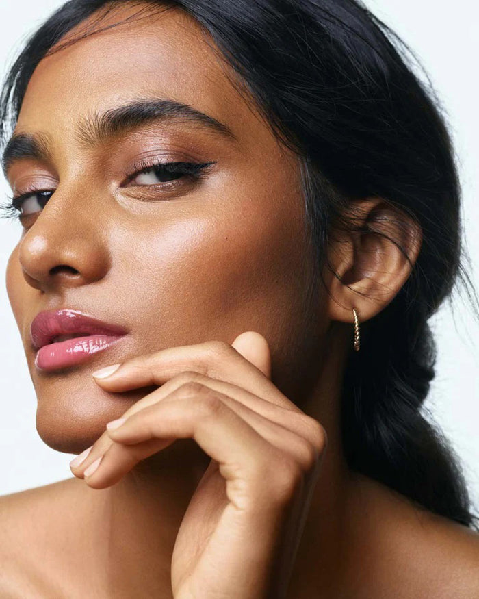 A light gray tube of U BEAUTY THE PLASMA LIP COMPOUND 15ML stands upright with white text and logo, highlighting this hydrating lip treatment and plumper against a white background.